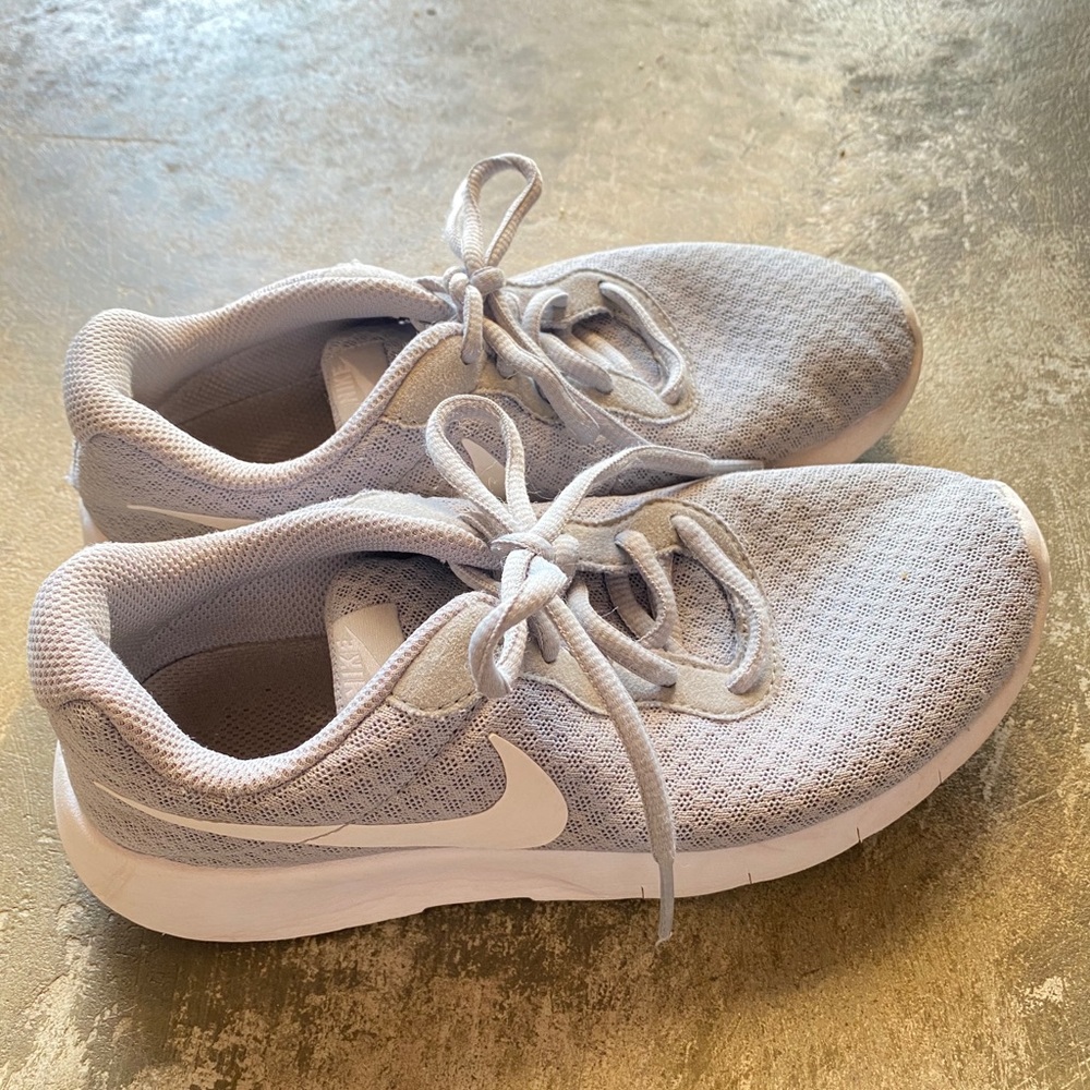 Nike kids tanjun sneaker gray